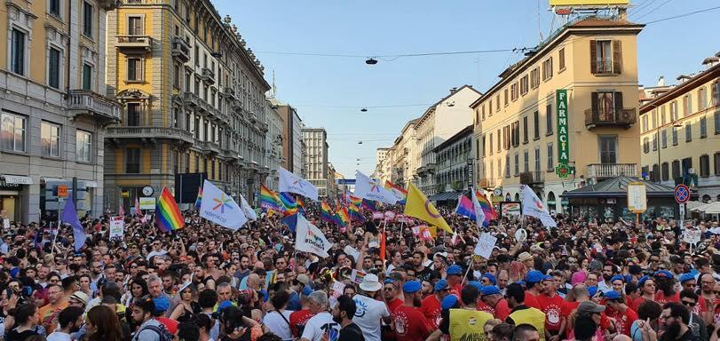Milano Pride, sfilano in 300 mila e anche in solidarietà con la Sea Watch