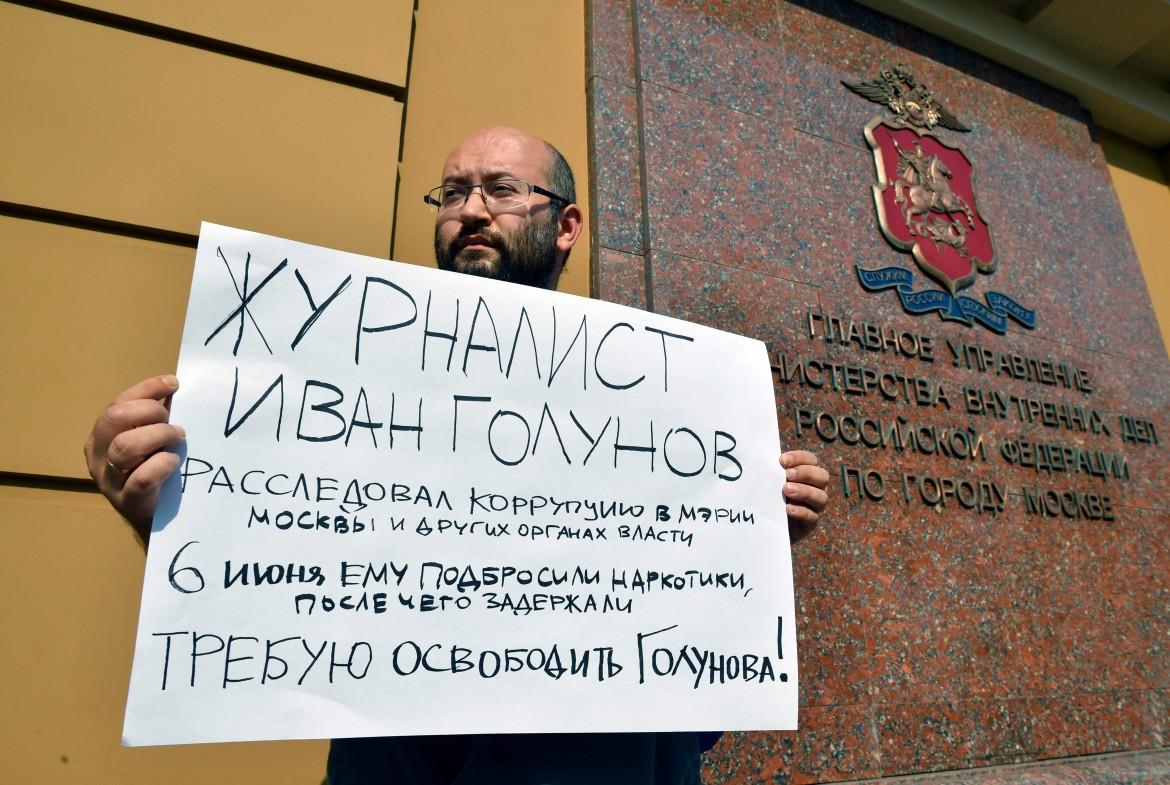 Russia, giornalista anticorruzione picchiato e arrestato