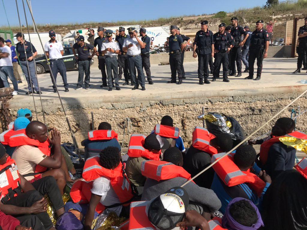 Alex forza il blocco Migranti prigionieri a Lampedusa