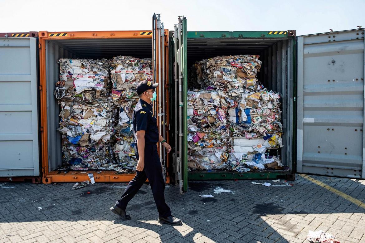 L’«emigrazione» dei rifiuti non ha frontiere, i danni economici e ambientali