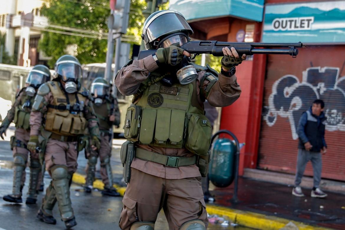 Cile, rivolta popolare contro il governo di Piñera: 11 morti