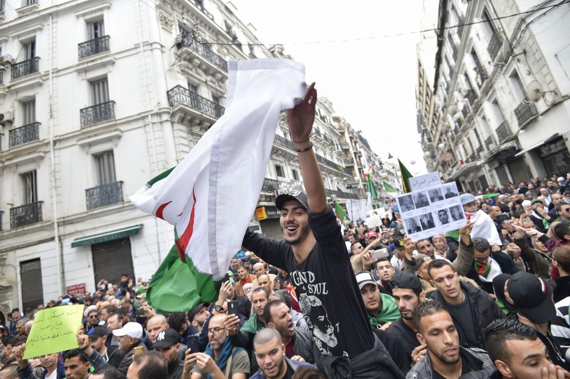 In Algeria una campagna elettorale di arresti
