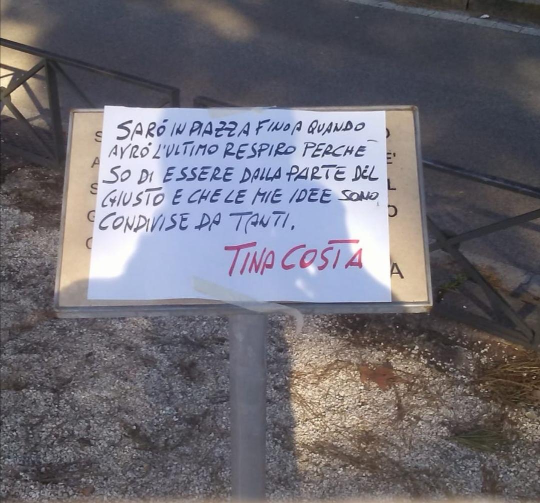 Roma, imbrattata con una svastica la targa di Tina Costa