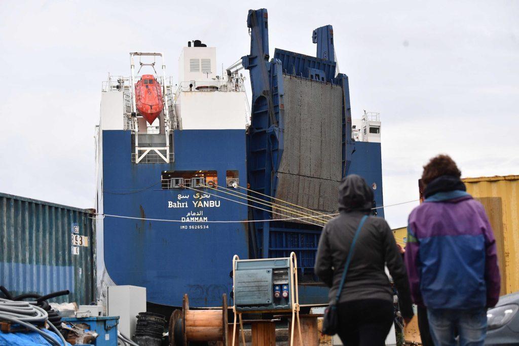 La nave cargo saudita Bahri Yanbu nel porto di Genova il 20 maggio 2019 - foto Ansa/Luca Zennaro