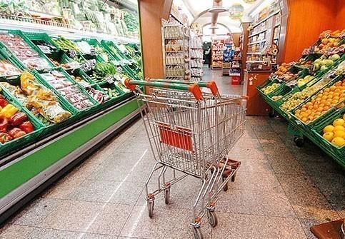 Gli italiani tirano la cinta sui generi alimentari