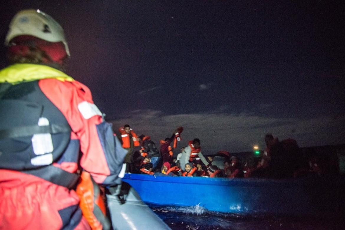 Migranti, Sos dal Mediterraneo: «Aiutateci, stiamo affondando»