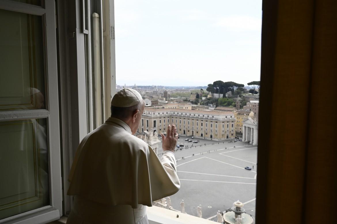 Papa Francesco chiede un «salario universale» per i precari
