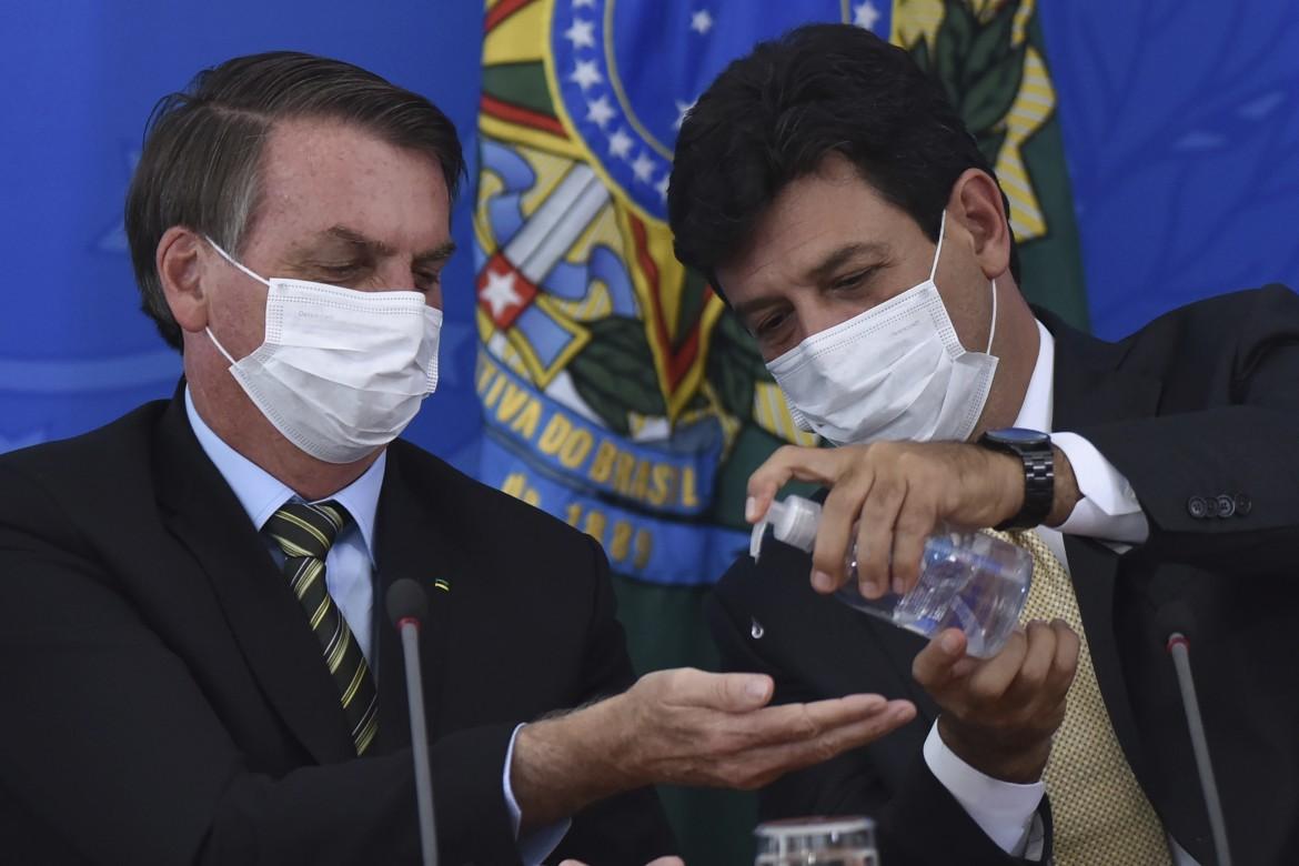 Bolsonaro caccia il ministro che voleva la quarantena
