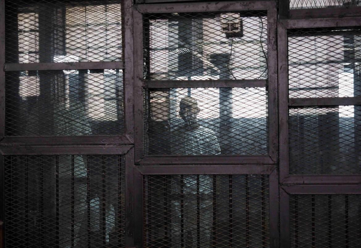 Al-Sisi libera 41 detenuti politici. Poi costruisce un mega carcere