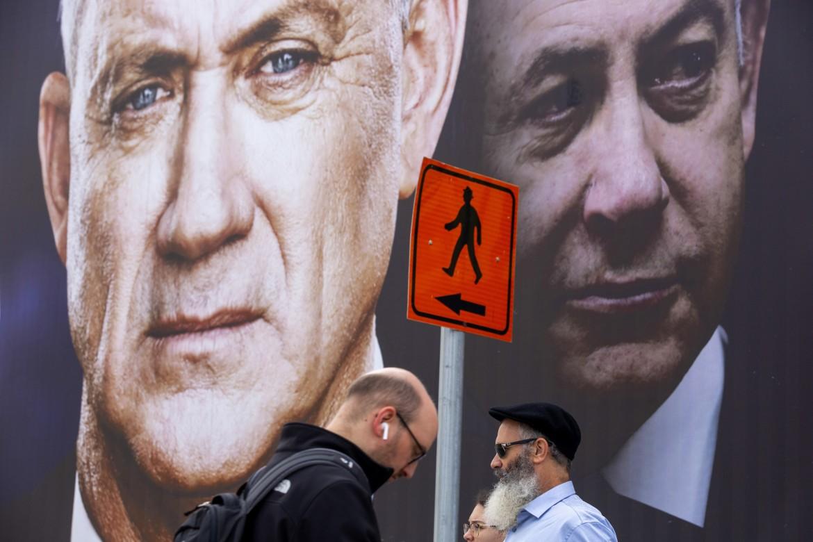 Gantz incorona Re Bibi, nasce il governo di emergenza nazionale