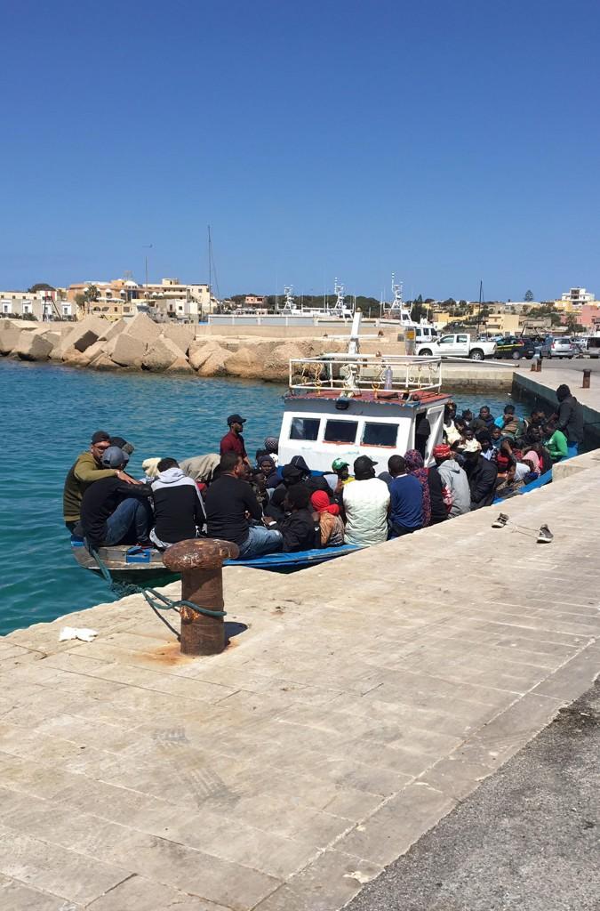 Lampedusa, migranti costretti a dormire sul molo dell’isola