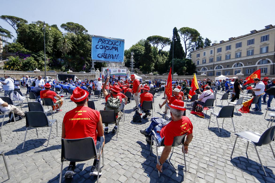 In piazza seduti: i metalmeccanici si inventano la nuova protesta