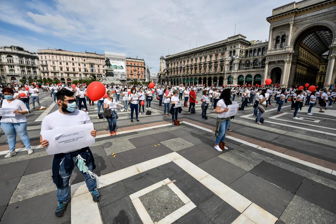 Gestione della Lombardia fallimentare, la protesta arriva in piazza Duomo