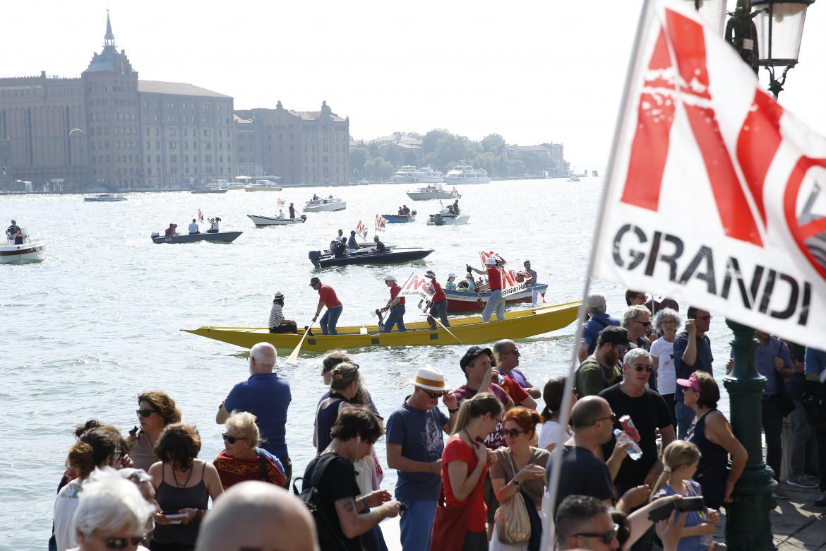 A Venezia tornano le navi-crociere, ma in Laguna scatta la protesta
