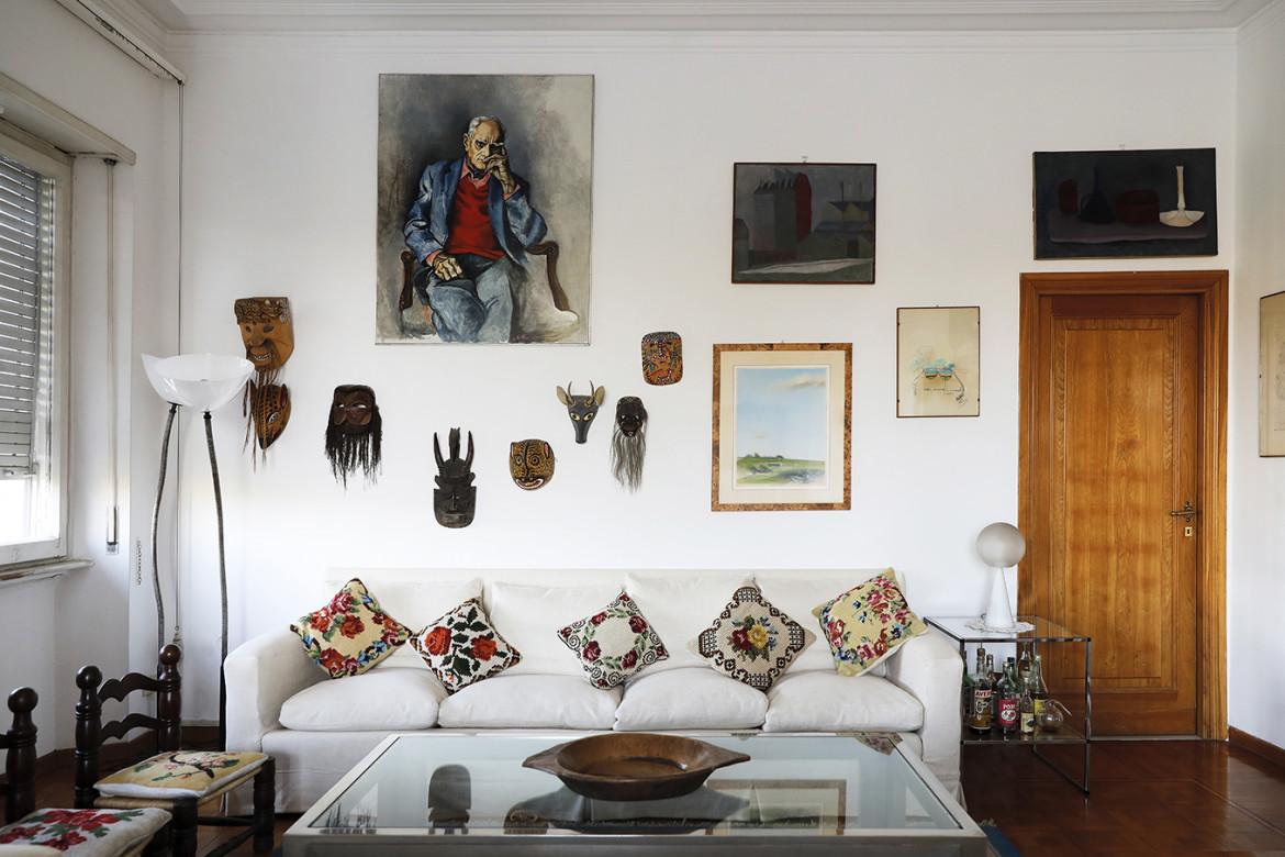 Moravia a casa con gli artisti amici, le maschere e il tavolo asimmetrico di Schadhauser