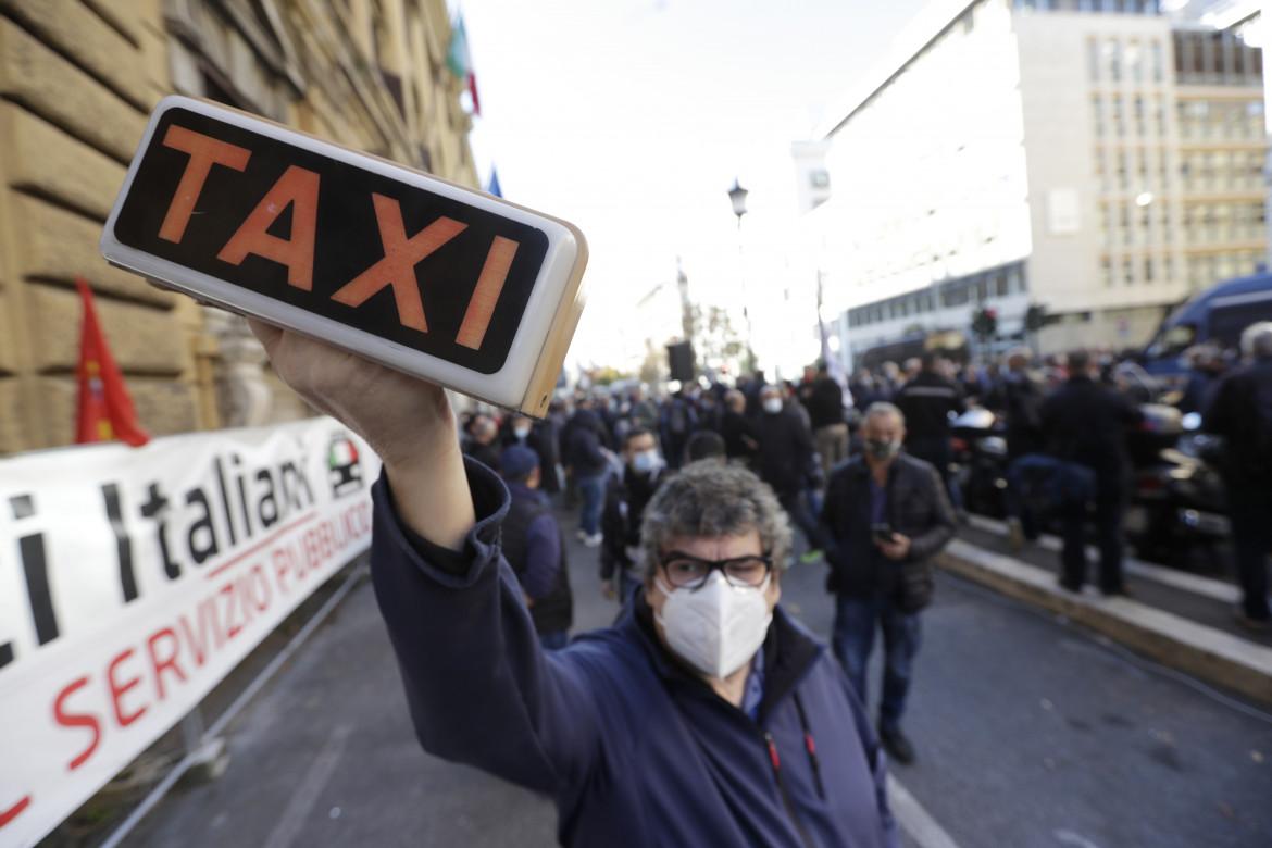 Taxi, lo sciopero continua oggi, il governo vuole andare avanti
