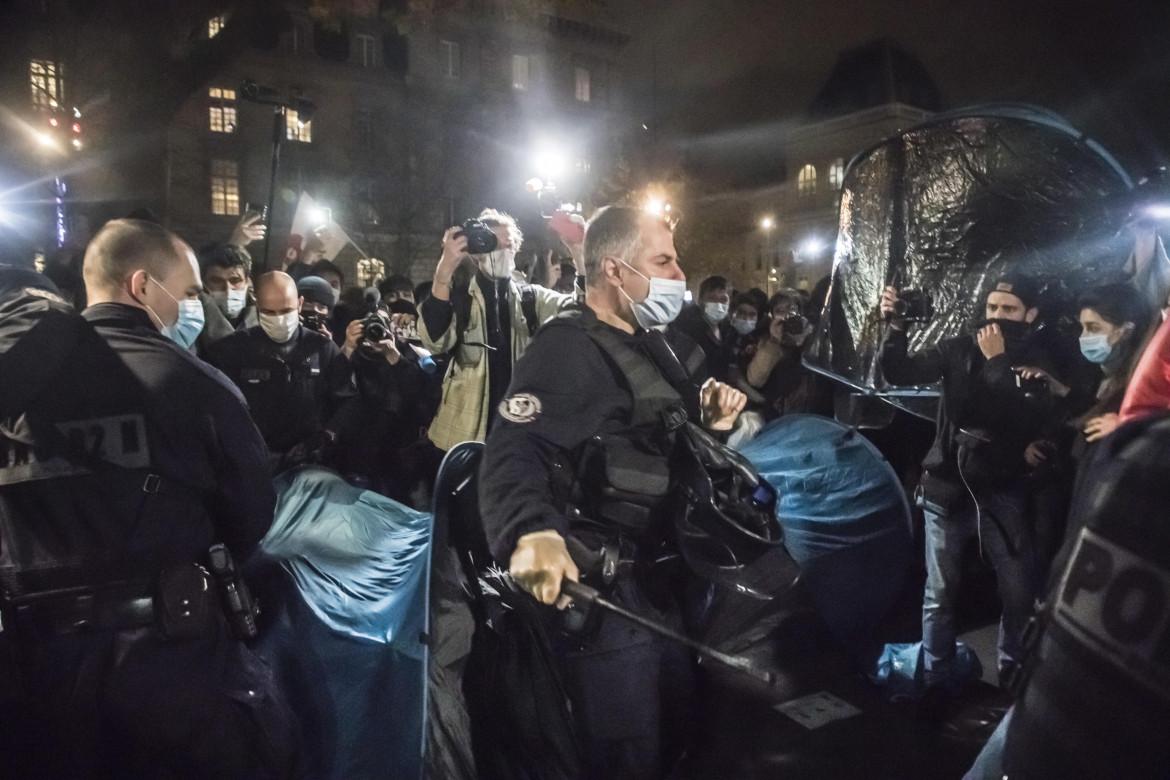 Polizia scatenata a Parigi, calci e pugni ai migranti