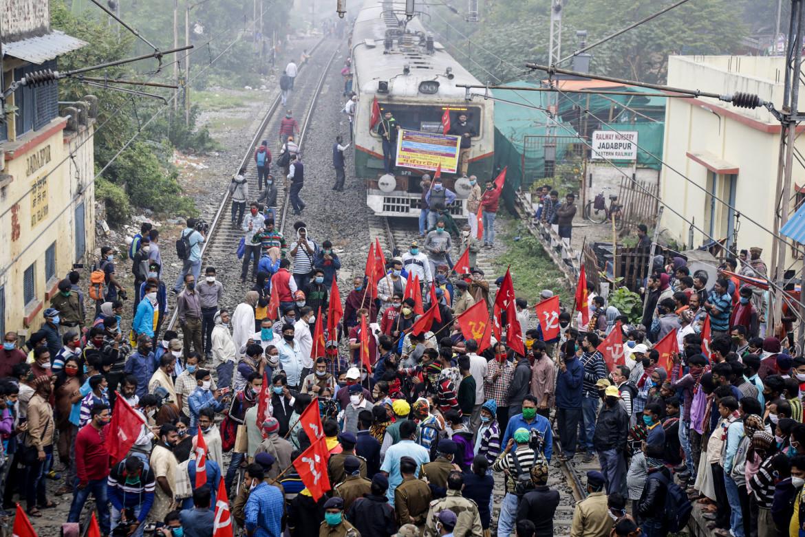 India, sciopero in solidarietà con la protesta dei contadini