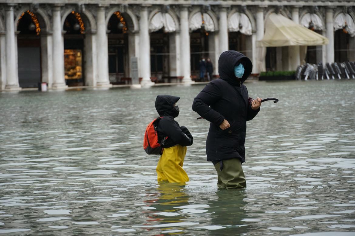 Il Mose «fa acqua», Venezia finisce di nuovo a mollo
