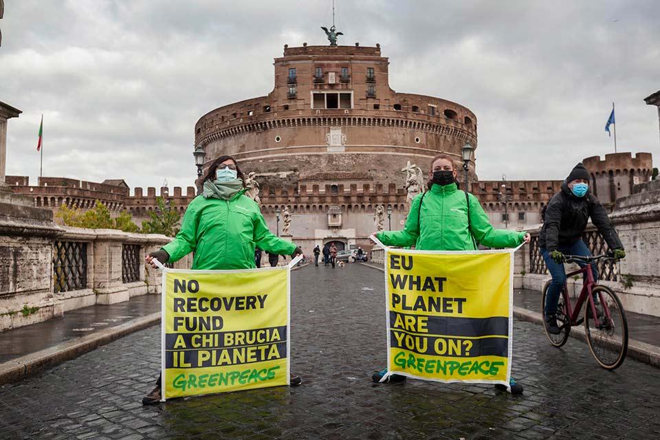Doppia protesta di Greenpeace: «Recovery fund: le persone e il pianeta prima dei profitti»