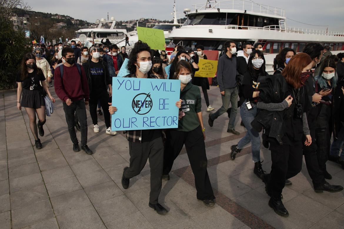 La lotta degli studenti turchi si allarga: «Via tutti»