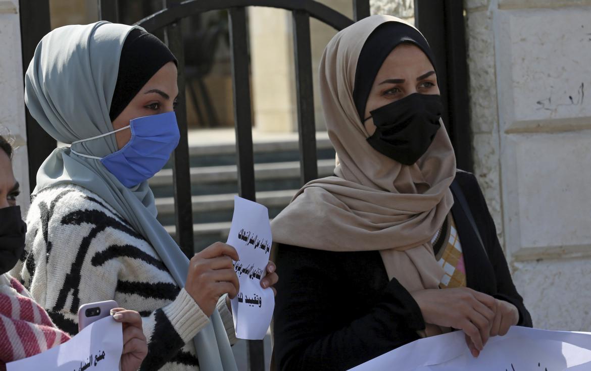 Gaza, donne in viaggio solo con l’assenso del tutore. Scatta la protesta