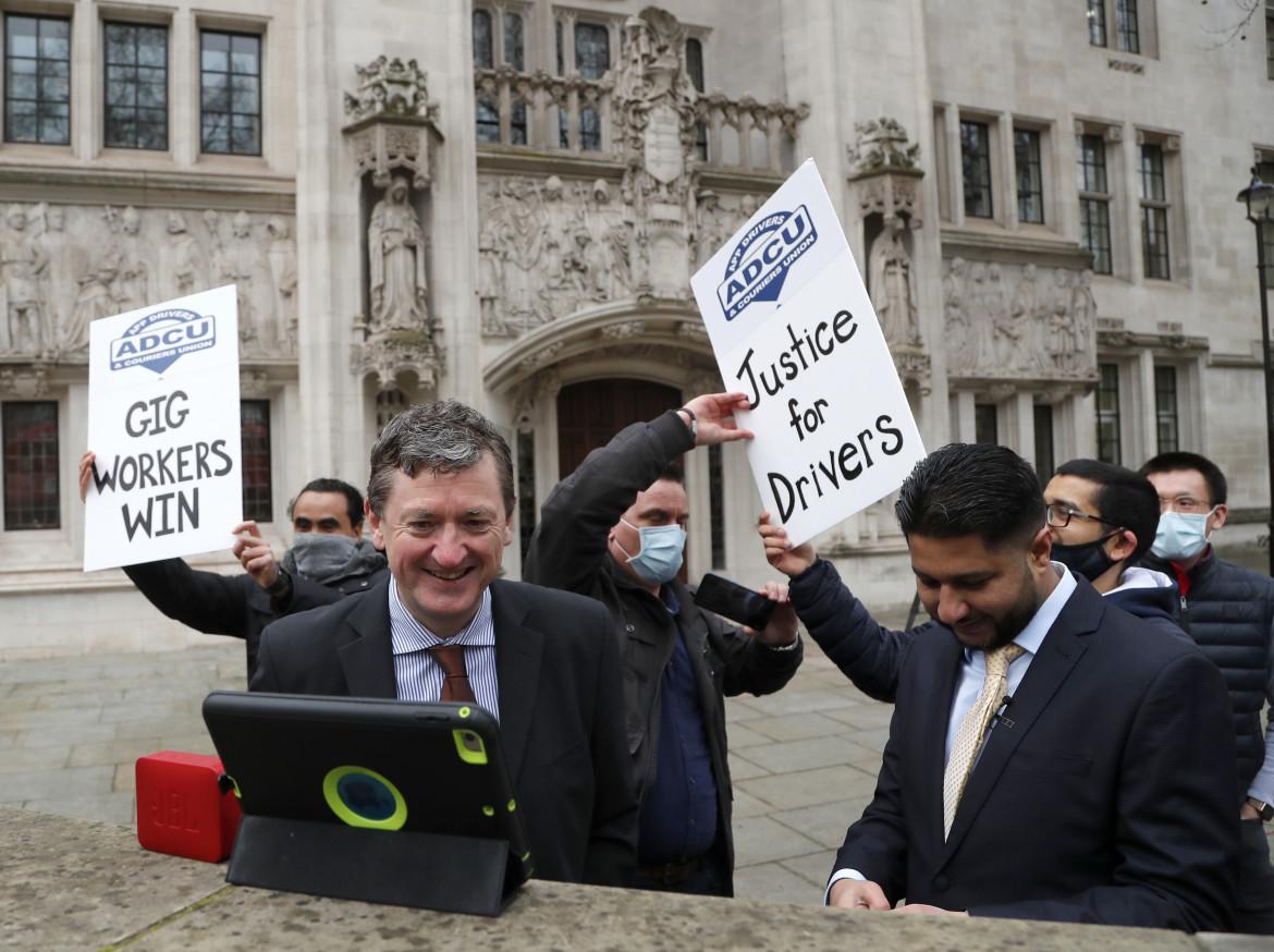 Storica sentenza a Londra: «Gli autisti di Uber sono lavoratori dipendenti»