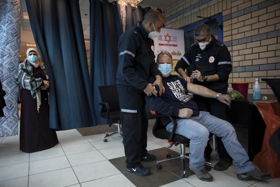 Israele regala dosi a 20 paesi mentre i palestinesi sono senza vaccini