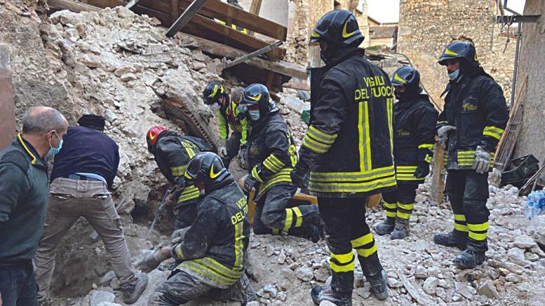 L’Aquila, crolla palazzina già danneggiata dal sisma: morti due operai