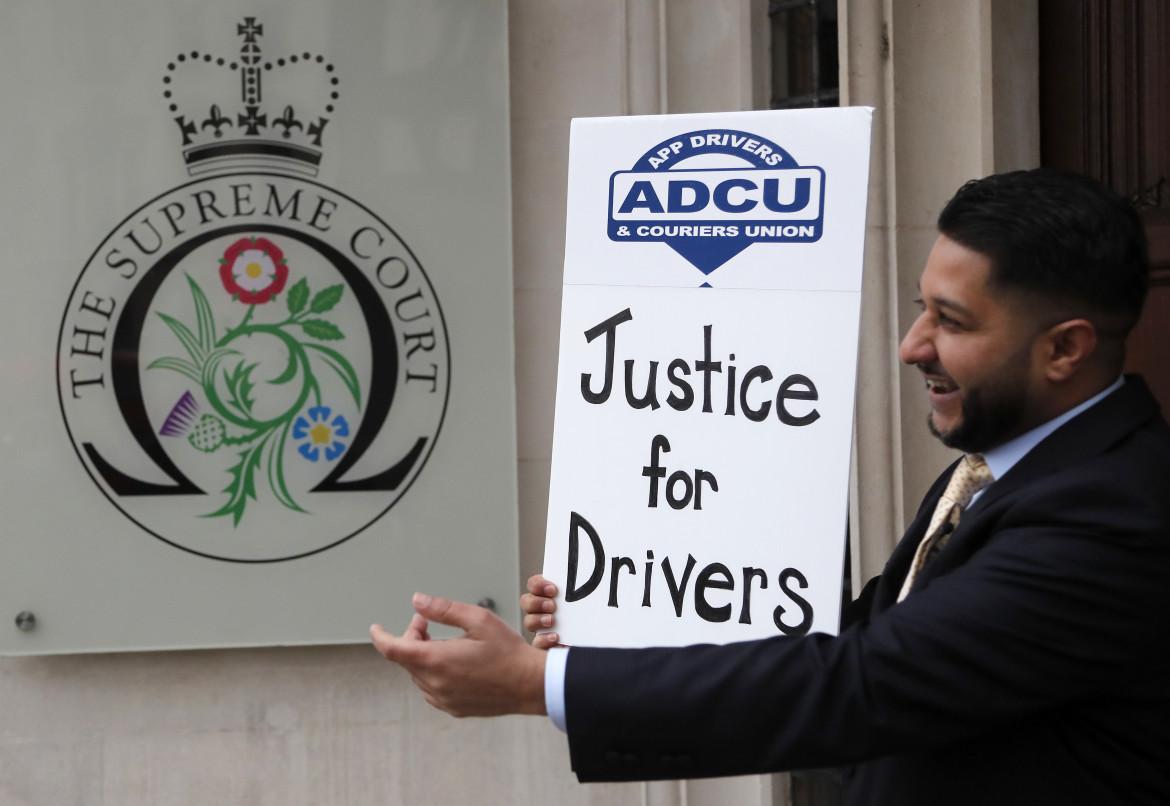 Gran Bretagna, Uber cede ai giudici e assume come dipendenti 70 mila autisti