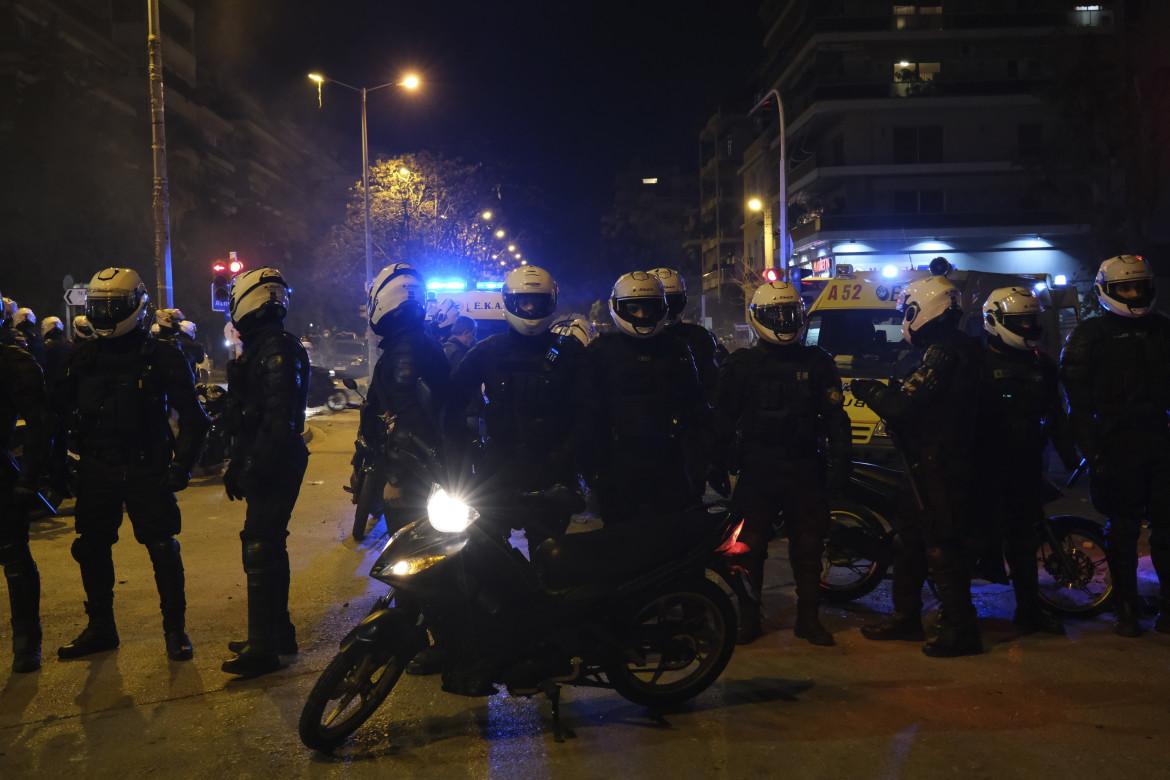 Violenze di polizia fuori controllo, un intero quartiere di Atene in rivolta
