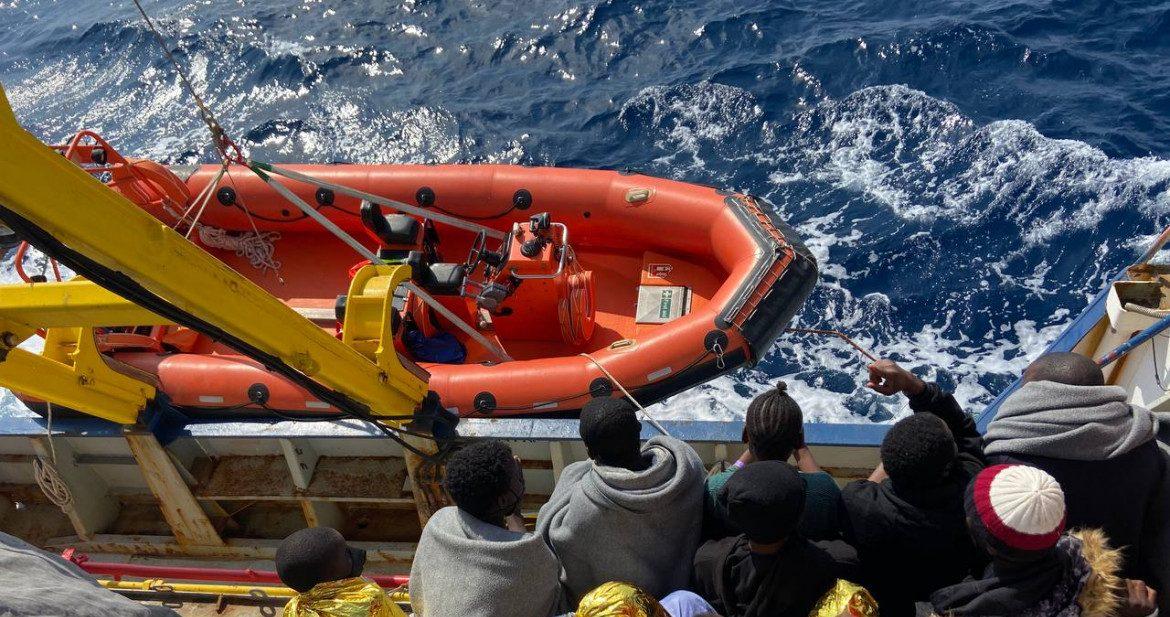 Sea Watch chiede un porto per i 363 migranti a bordo