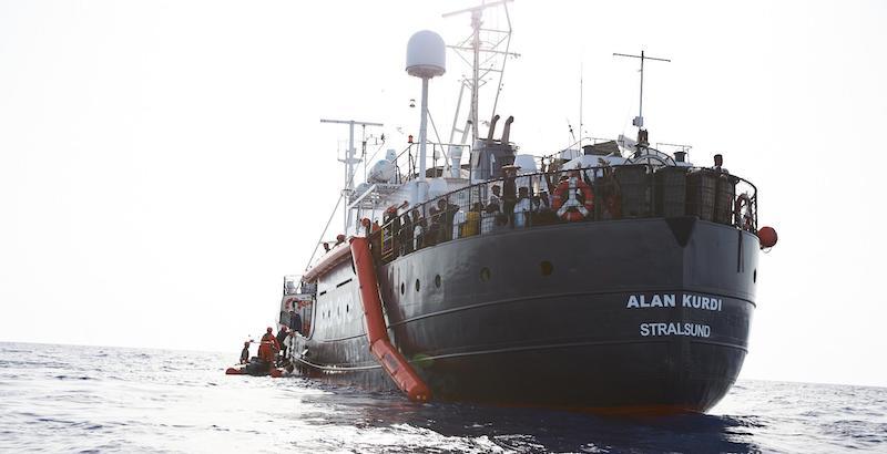 Sospeso il fermo della nave Alan Kurdi, ma può andare solo in Spagna