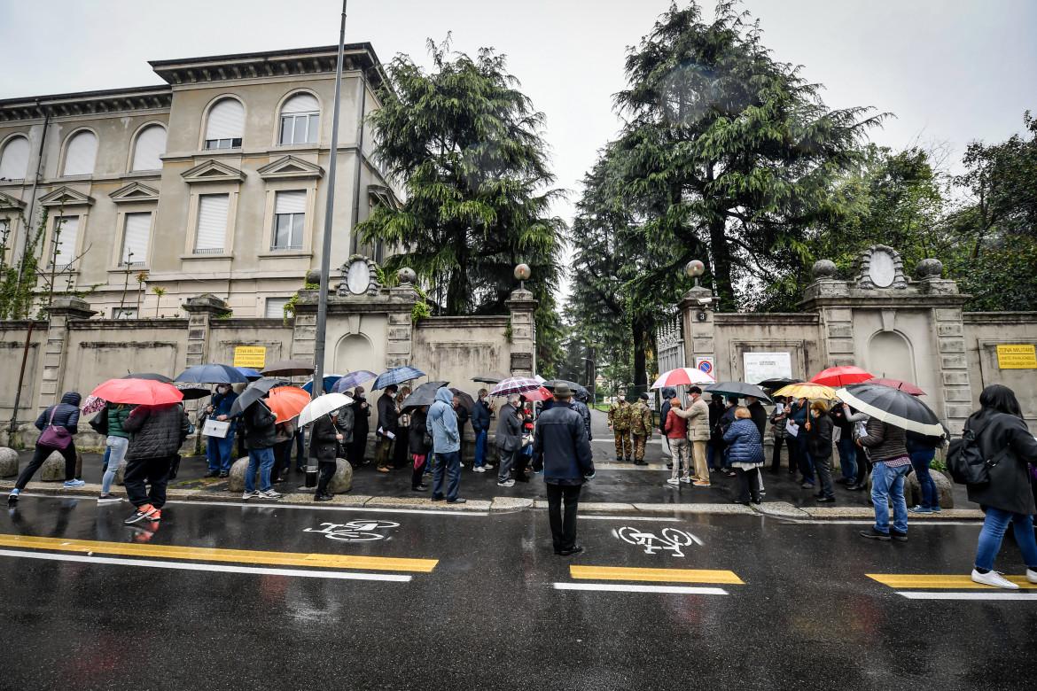 Milano, ci mancava la pioggia. Caos all’ospedale militare di Baggio