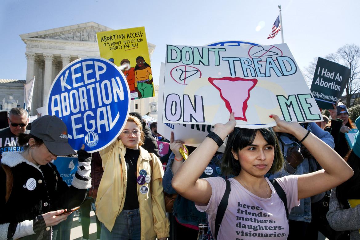 Diritto all’aborto negli Usa, continua lo scontro fra stati liberal e Gop