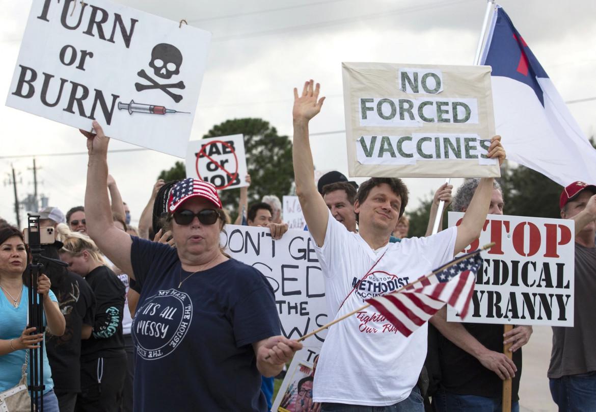 600 mila morti dopo, non c’è vaccino per l’eredità di Trump