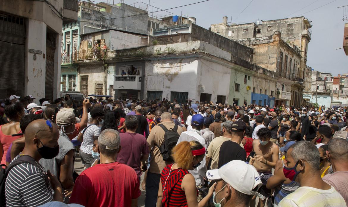 Pandemia e embargo, insolita protesta a Cuba