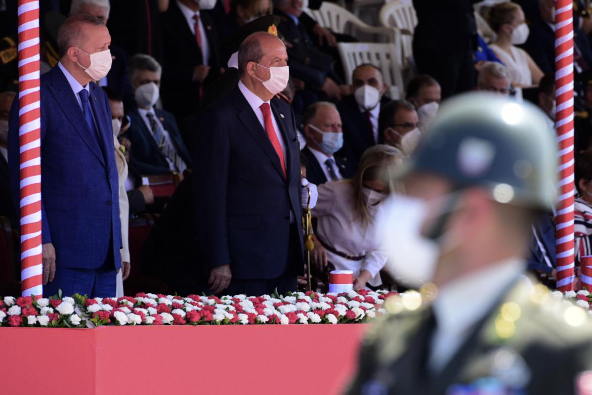Erdogan a Cipro, una parata militare sfida le Nazioni unite