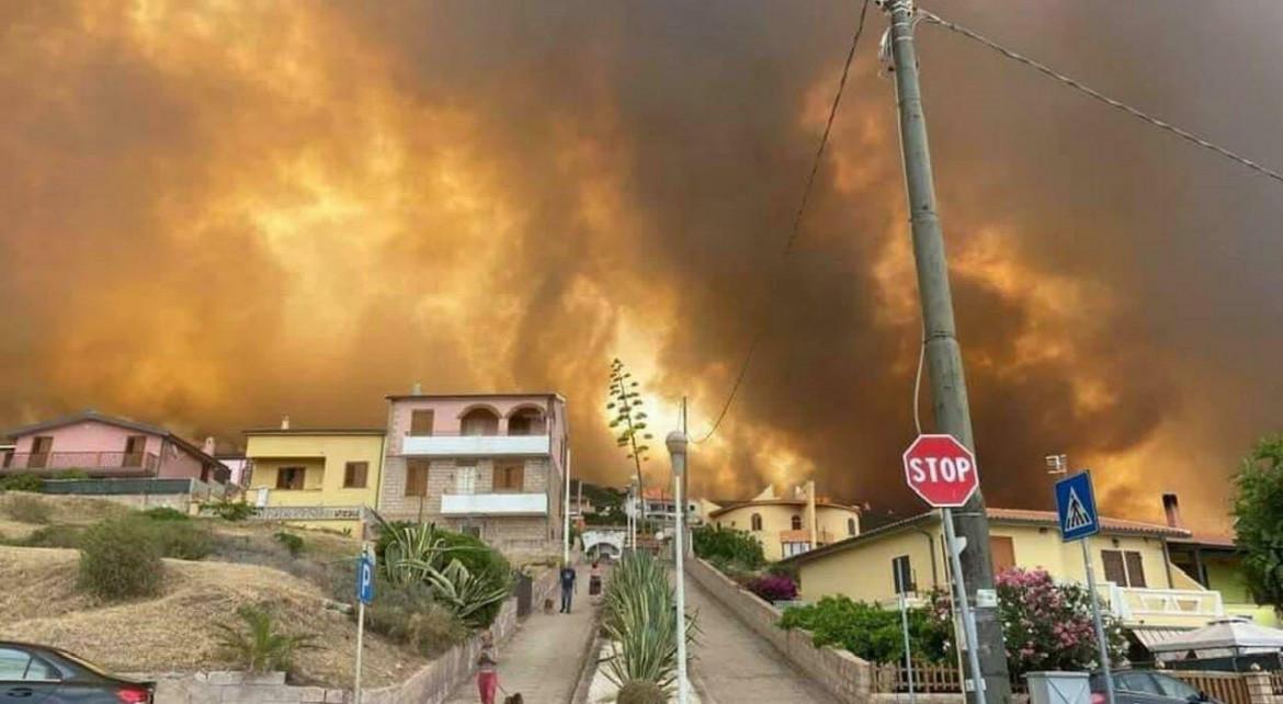 Sardegna, apocalisse di fuoco: l’entroterra è andato in cenere