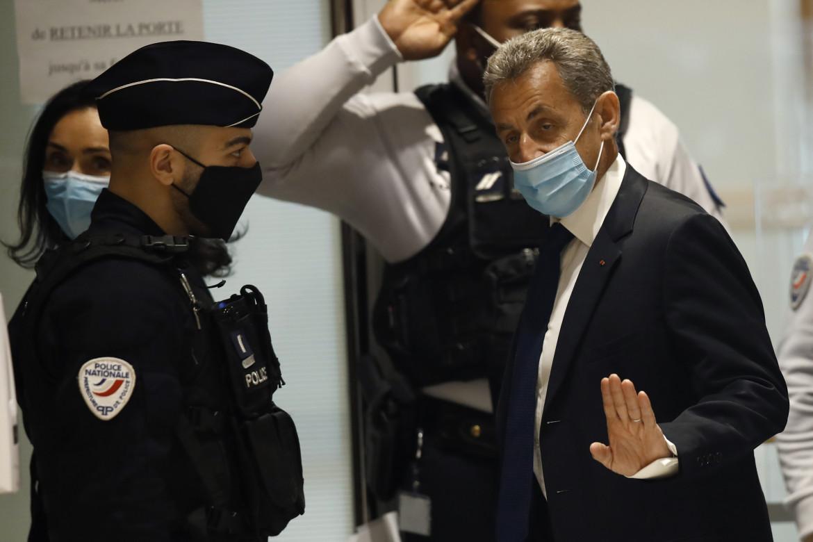 Condannato Sarkozy, un anno ai domiciliari con il braccialetto