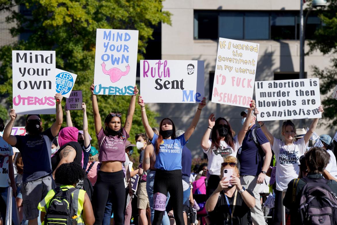 Le donne non cedono: 650 cortei per l’aborto attraversano gli Stati Uniti