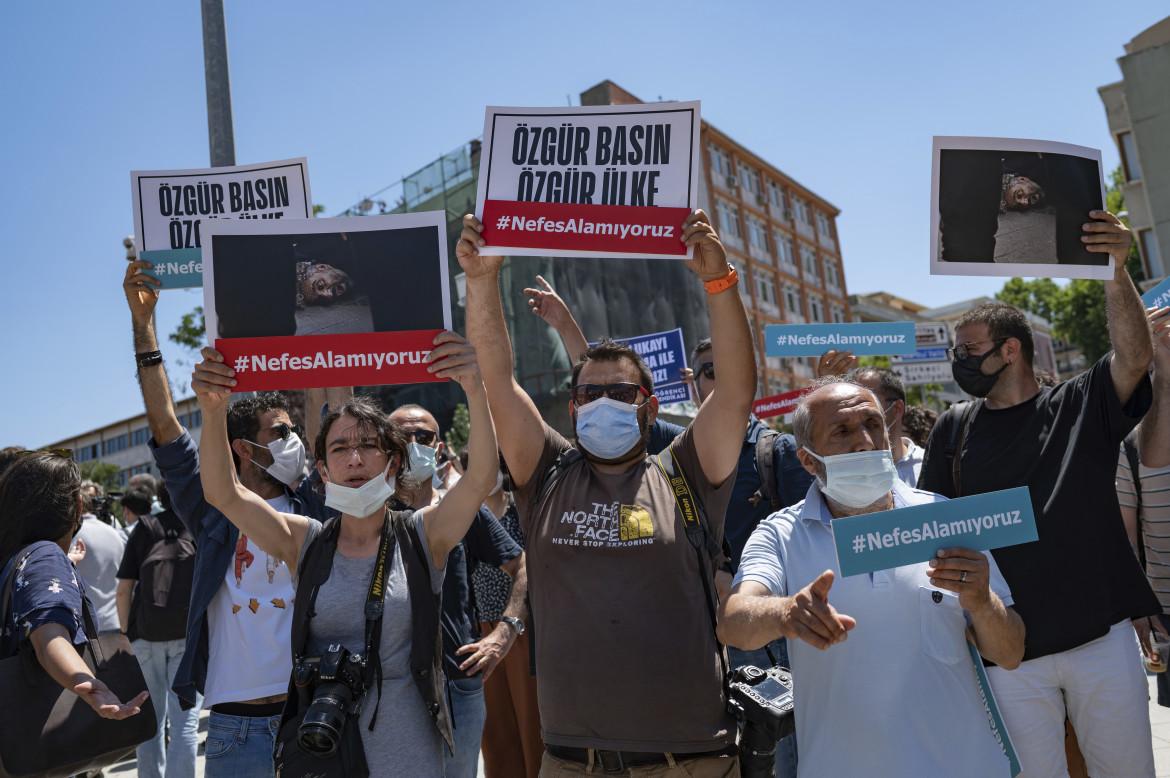 Decine di giornalisti nel mirino, la Turchia processa la stampa