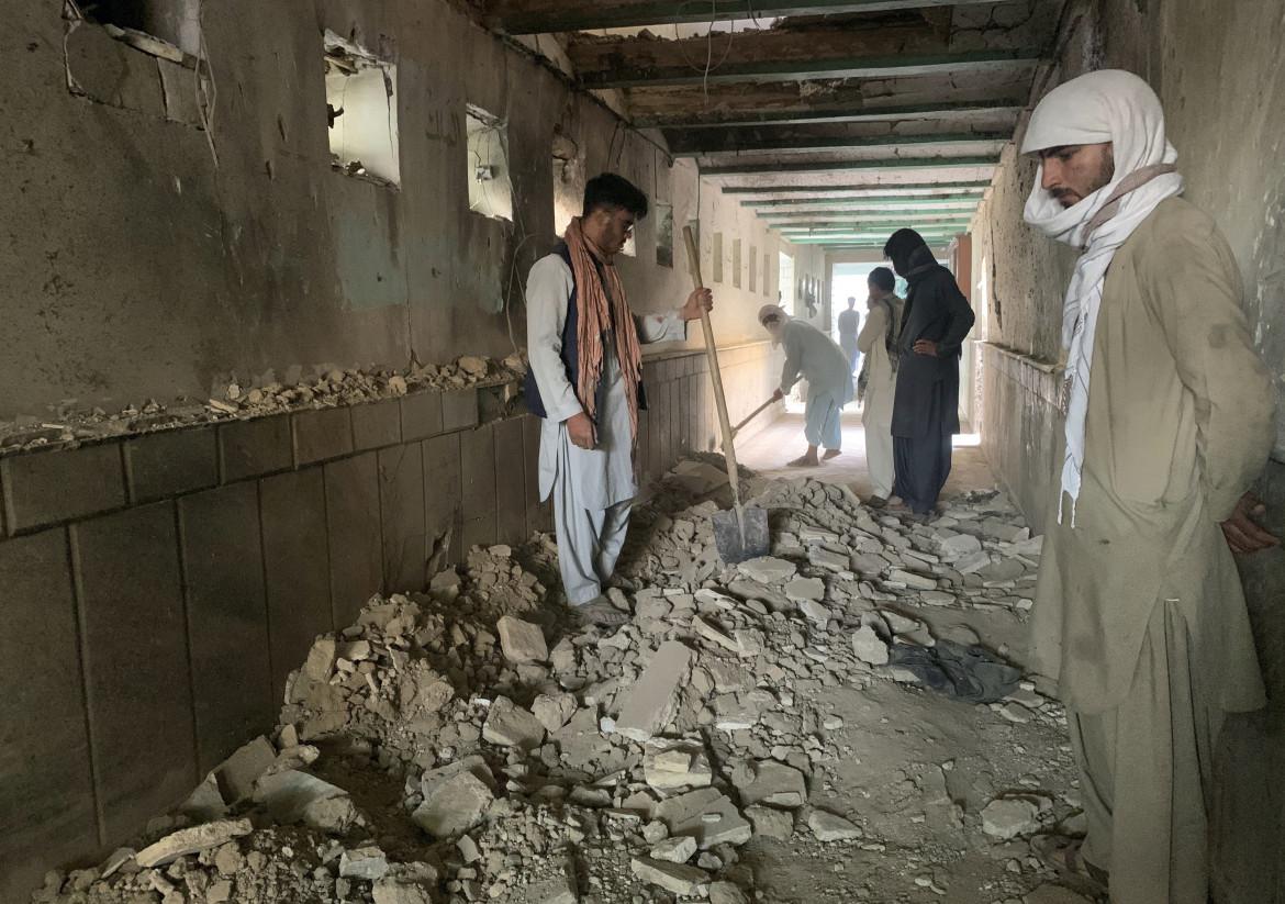 Attentato nella città simbolo dei talebani, almeno 33 morti