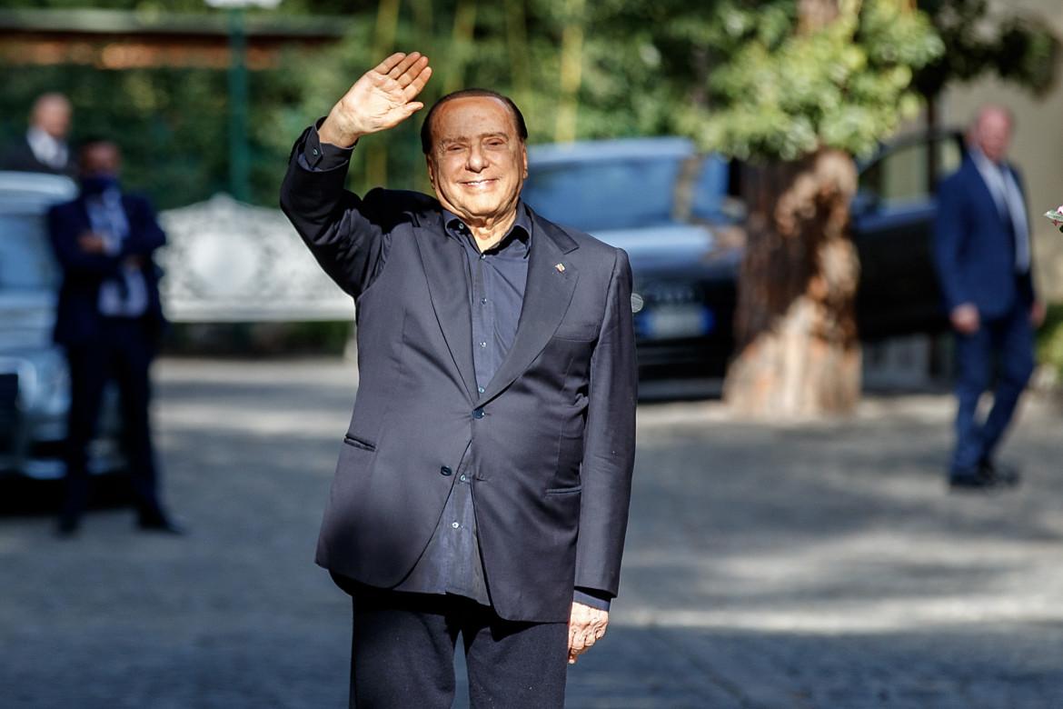 Da remoto e in contumacia, la triste uscita di Berlusconi