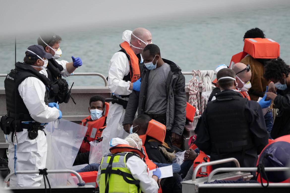 Morte 4 persone nella Manica, 450 sbarcate in Sicilia