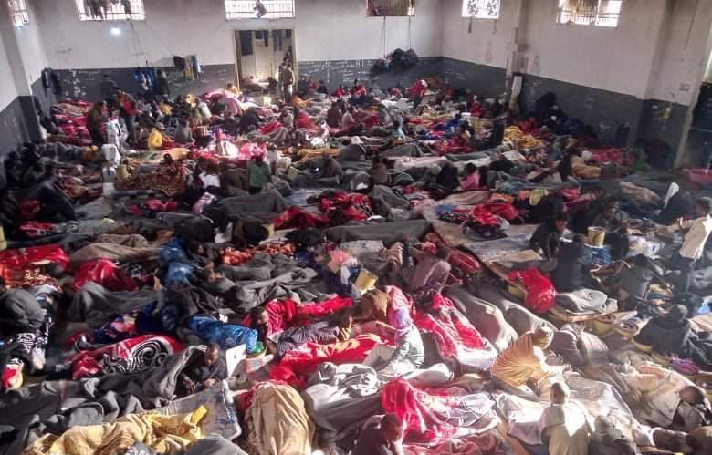 Nel centro di detenzione libico. «Non c’è spazio per dormire, mancano cibo e acqua. Viviamo nella paura»
