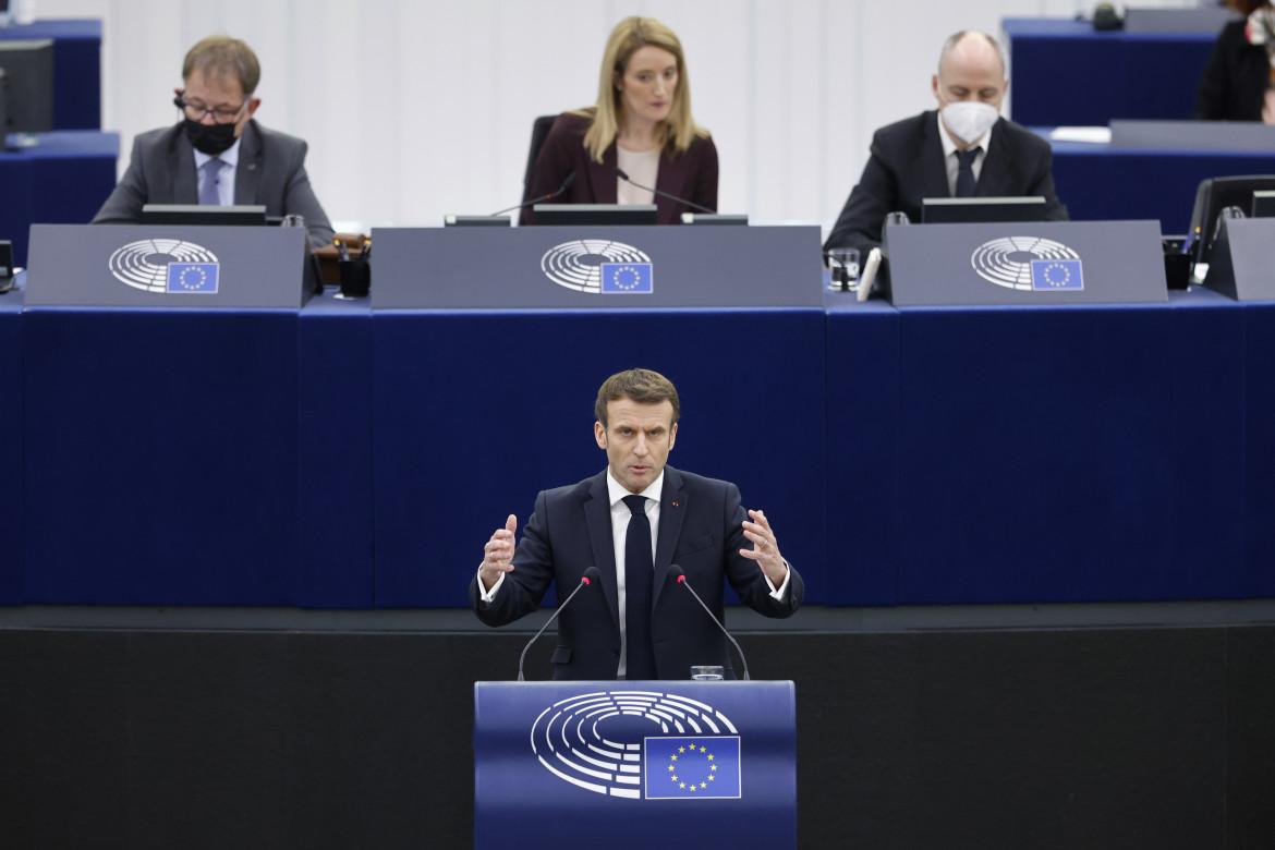 Macron a Strasburgo: «Inserire l’aborto nella Carta dei diritti»