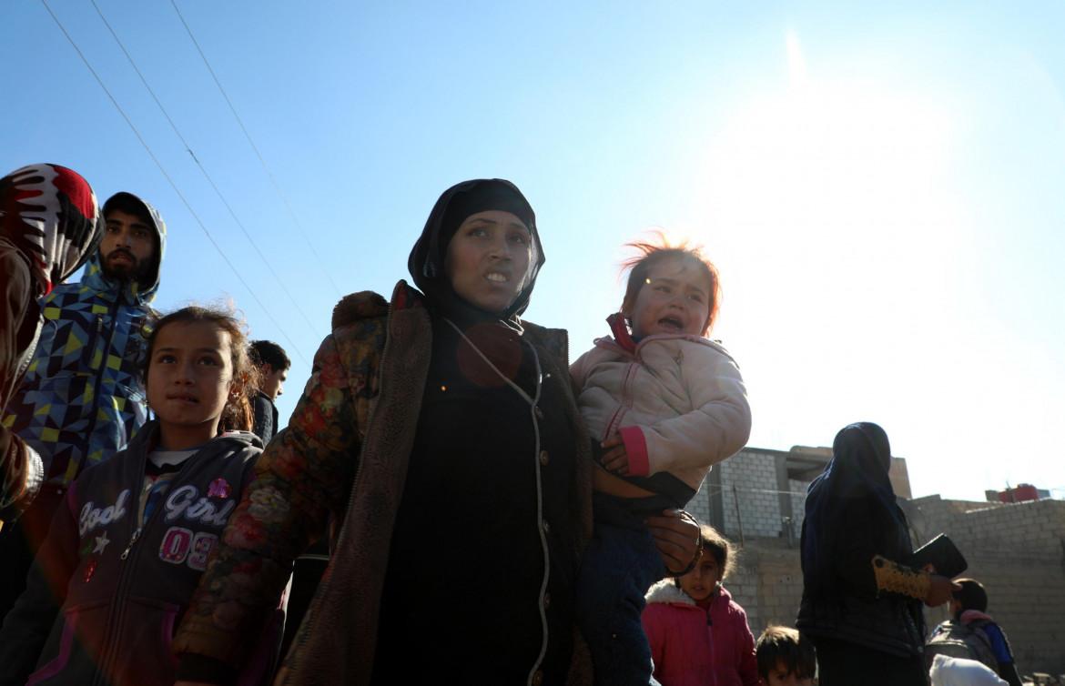Hasakah secondo l’Isis: civili in fuga, bambini-soldato ostaggio
