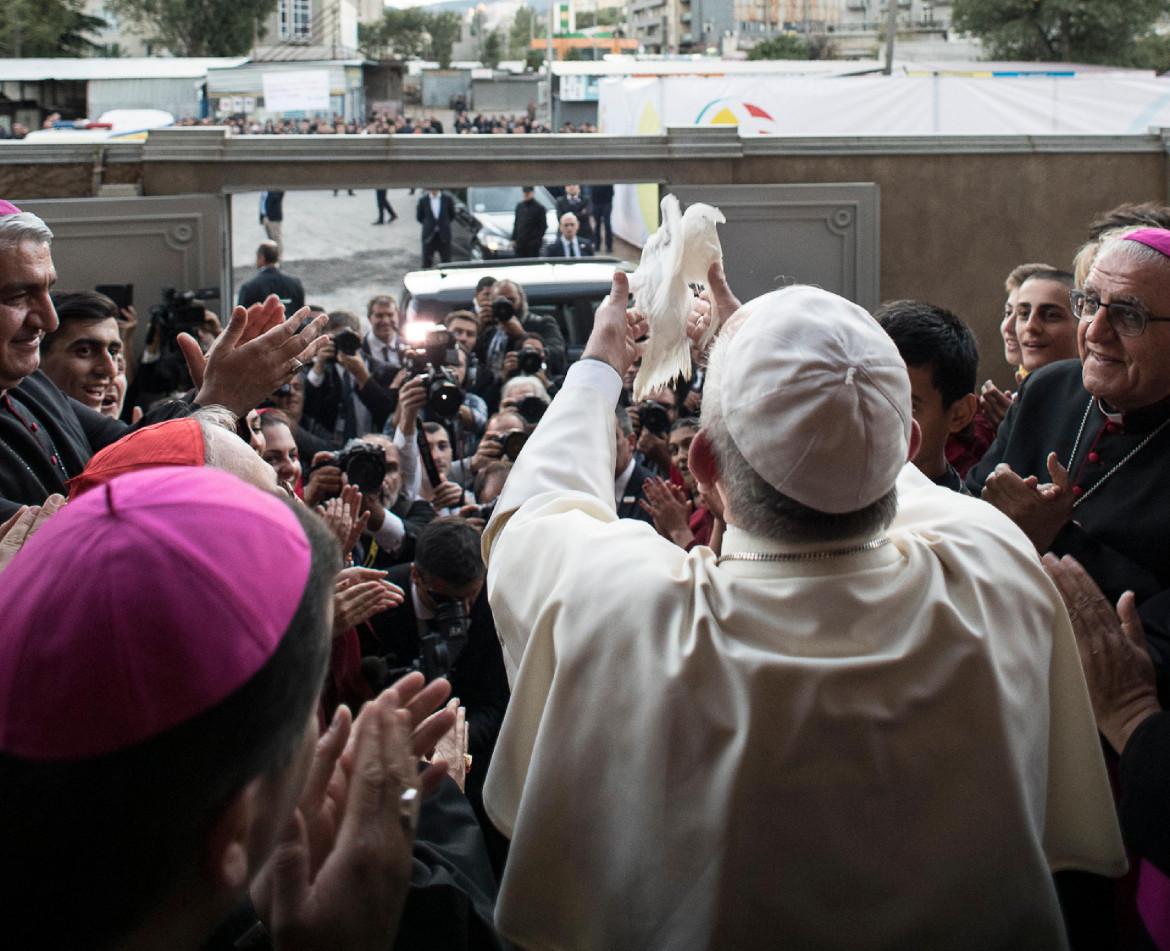 Oggi la preghiera «per la pace» di Bergoglio. Appello dei pacifisti