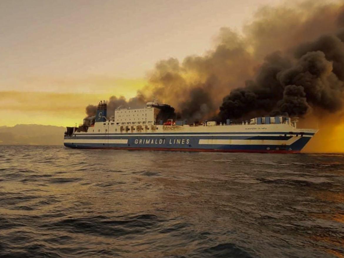 Traghetto in fiamme sulla rotta maledetta tra Grecia e Italia